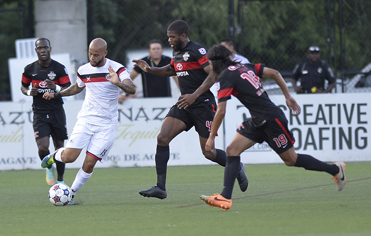 Atlanta's Kyle Porter takes on 3 Scorpions in the Spring Season (Photo: Atlanta Silverbacks)